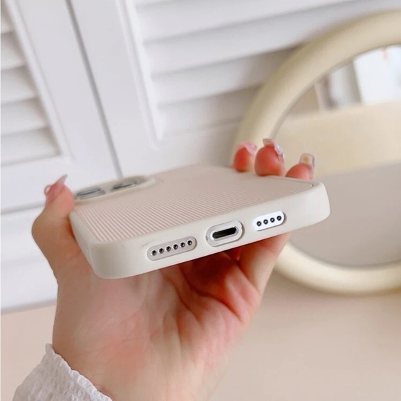 ⚠️Clearance iPhone 15/Pro/Pro Max Minimalistic Phone Case - Picture 2 of 3